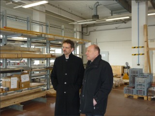 Winne Hermann zu Besuch bei Besuch der Tübinger Firma MHH Solar - hier: im Lager Dußlingen (10.03.2010)