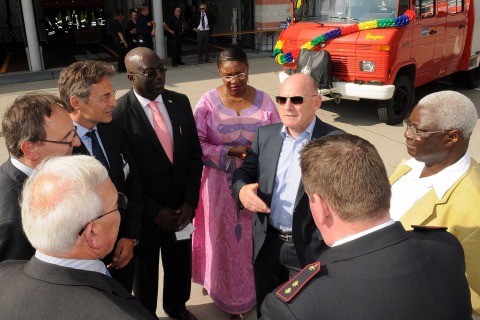 15.07.2015 Feuerwehren spenden Löschfahrzeuge und Ausrüstung nach Sierra Leone (2)