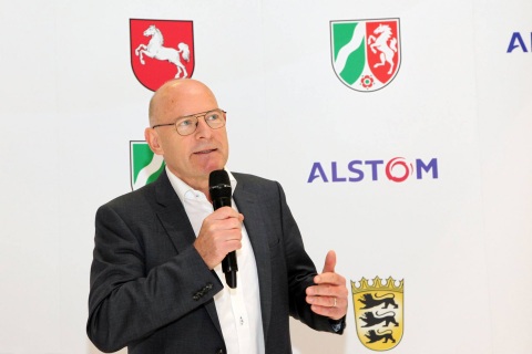 Winfried Hermann unterzeichnet Absichtserklärung mit Alstom (2)