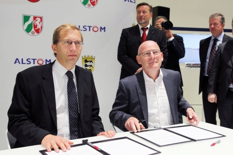 Winfried Hermann unterzeichnet Absichtserklärung mit Alstom (3)