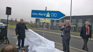 Minister Winfried Hermann hat am 28.10.2014 in Ulm das Straßenbauprojekt „ Ausbau Stelzenäcker und Eislauer Weg“ für den Verkehr freigegeben.