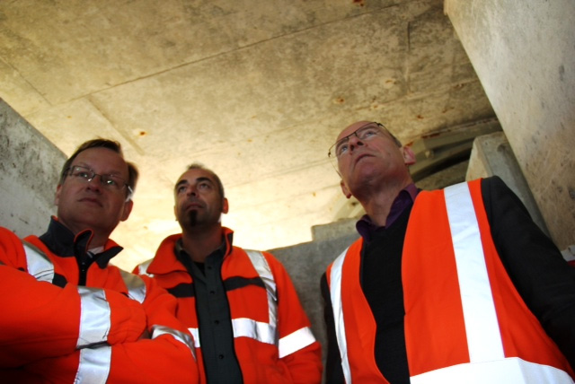 Verkehrsminister Winfried Hermann (rechts) mit Regierungspräsident Johannes Schmalzl (rechts) im Hohlkasten unter der Kochertalbrücke