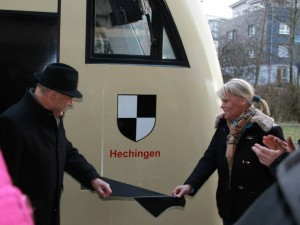 Minister Hermann zusammen mit Hechingens Bürgermeisterin Dorothea Bachmann bei der Zugtaufe