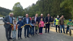 Gemeinsam mit vielen Menschen aus dem Nassachtal feierte Minister Hermann heute die Freigabe für den neuen Geh- und Radweg an der L1152. Deren Sanierung ist nach mehr als 30 Jahren abgeschlossen.