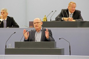 Winfried-Hermann-im-Plenum-in-Stuttgart-Oktober-2013