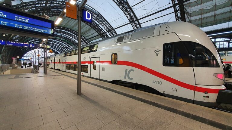 Doppelstock-IC zwischen Stuttgart und Zürich