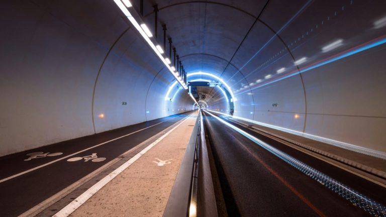 Fuß- und Radverkehr im Flughafentunnel